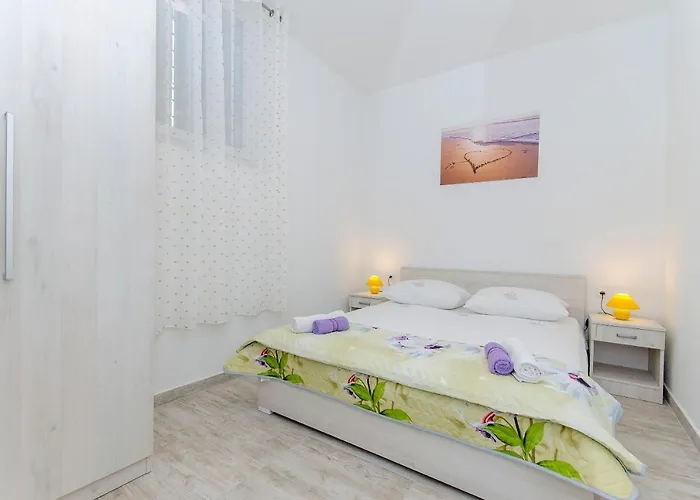 Paradise アパート ポスティレ